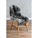 Langwolliges Neuseeland-Lammfell in den Farben Schwarz, Grau, Weiß