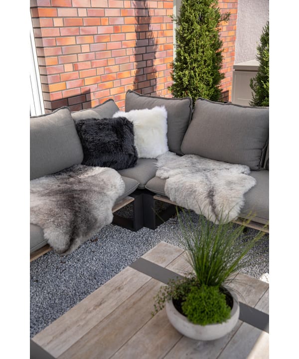 Lammfell grau draußen