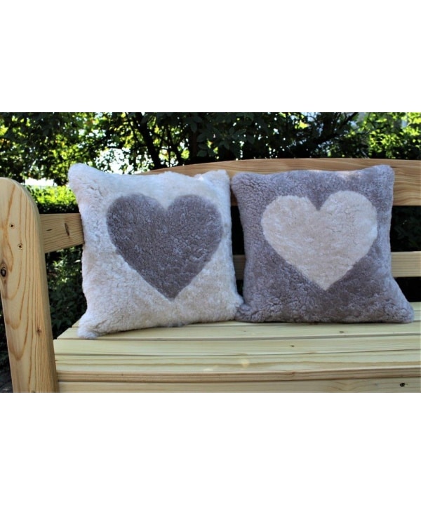 Schaffell Kissen kurzhaar gelockt mit Herzmotiv