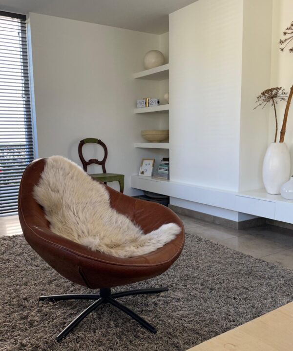 Fell auf Ledersessel