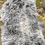 Tibetlammfell langwollig naturgrau, gelockt, 90cm+
