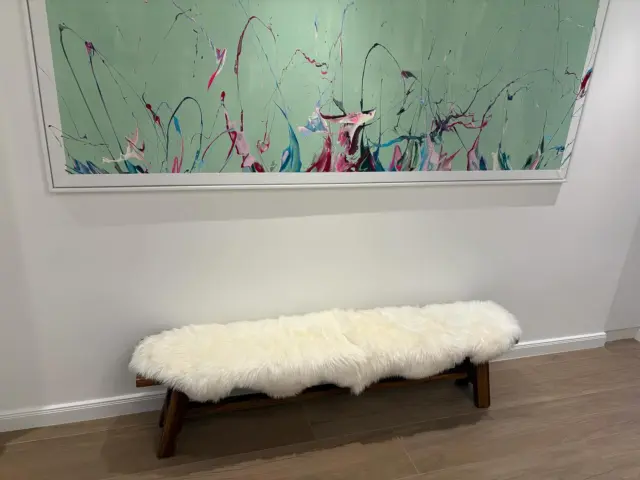 Dieses flauschige weiße Fell verleiht der rustikalen Holzbank eine edle Note und lädt zum Verweilen ein. ❄️🛋️ Perfekt für gemütliche Stunden, stilvolles Interior und eine warme Atmosphäre. Wer liebt es auch so kuschelig? 💭🤍#HomeInspo #InteriorDesign #ScandiStyle #CozyVibes #Wohnideen #MinimalistHome #SheepskinLove #ScandiLiving #HomeDecorLover #InteriorGoals #Flauschig #Wohndesign #ModernLiving #BohoVibes #StylishInteriors #DreamHome #SkandiLook #DesignLover #HyggeFeeling #CozyCorners
#schaffell #lammfell