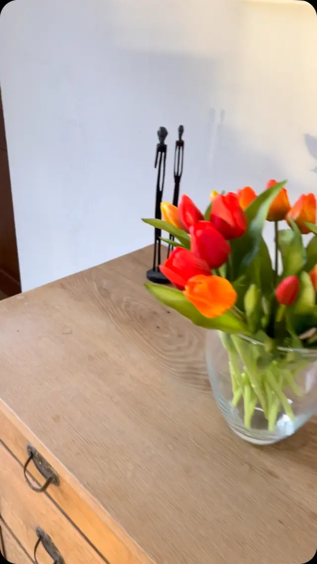 Hol Dir ein Stück Natur 🌿 in Dein Zuhause!Unsere naturbunten Felle sind echte Unikate – jedes mit seiner ganz eigenen, wunderschönen Färbung. 🤩Natürlich. Einzigartig. Besonders.
Enjoy the beauty of nature!#natürlichwohnen #felleliebe #unikat #nachhaltigleben #wohninspiration #naturprodukt #bohostyle #hyggehome #handverlesen #interiorliebe