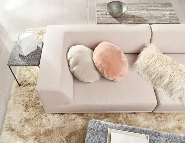 Pure Gemütlichkeit unter den Füßen 🐑✨Unser Schaffellteppich bringt natürlichen Charme in jedes Wohnzimmer.Ob barfuß laufen, kuscheln oder einfach den Moment genießen – dieser Teppich macht’s möglich 🤍Ein echtes Must-have für alle, die skandinavisches Design und Behaglichkeit lieben.#SchaffellLiebe #InteriorGoals #ScandiStyle #Wohlfühlzuhause #CozinessOverload #schaffell #lammfell #ScandiLiving #HyggeFeeling #InteriorWarmth  #KuscheligZuhause #Wohlfühlmomente #SkandiStyle #NatürlichWohnen
#CozinessAtHome #Fellteppich #Wohninspiration #ZuhauseGenießen #InteriorDetails
#Wohntrend