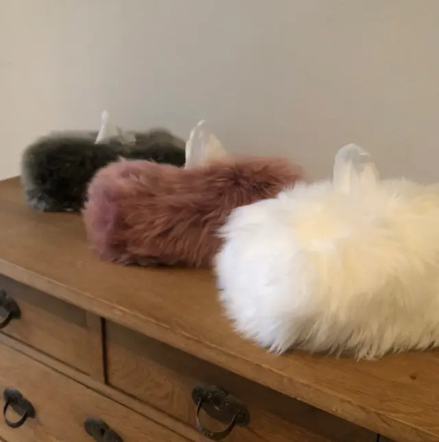 🤧❄️ Es kommt wieder die Schnotter-Saison! Aber hey – warum nicht mit Stil schnäuzen? 😍Unsere Tissueboxes aus Schaffell sind zurück – das wohl witzigste Geschenk 🎁 und gleichzeitig ein echtes Must-Have für die kalte Jahreszeit. 🍂✨Ab sofort wieder im Naturels Shop 🛍️#naturels #onlineshop #homedecor #interiordesign #cosyhome #funnygift #geschenkideen #tissuebox #sheepskin #wohnideen #handmade #slowdecor #styleyourhome #luxuryhome #uniquegift #homeaccessories #interiorstyle #designlovers #sniffseason #limitededition