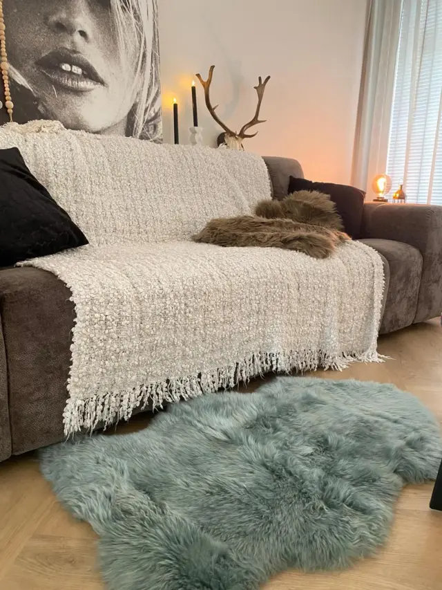 ✨ Ein farbiges Fell macht jedes Wohnzimmer sofort gemütlicher! 🛋️💕Es ist nicht nur ein kuscheliger Begleiter an kalten Tagen ❄️🐑, sondern auch ein wunderschöner Farbakzent 🎨, der Dein Zuhause lebendig wirken lässt. 🌿🏡#Wohnzimmerinspiration #InteriorDesign #Homestyling #Wohnideen #Wohnzimmerdeko #Dekorationsideen #Farbakzente #InteriorLovers #Wohntrend #InteriorGoals #Couchliebe #Kuschelig #InteriorStyle #Wohnaccessoires #FellDekoration #Zuhausegenießen #SkandinavischWohnen #Einrichtungsideen #CozyVibes #Wohlfühlmomente
