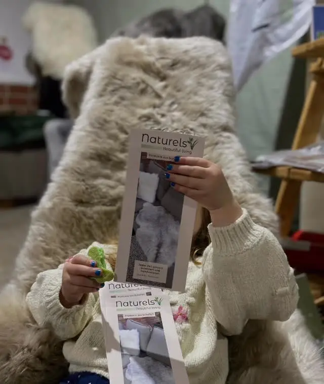 Kinder lieben Schaffelle! 🐑Auf jedem Markt wo wir stehen, rennen die Kids förmlich auf die Felle zu um sie erstmal zu streicheln. ❤️Am Wochenende haben wir in Harpstedt ausgestellt. Dieses kleine Mädchen hat sich sofort in dem Stuhl mit dem großen, dicken Doppelfell 🐏 gestürzt. Sie hat sich sogar die Schuhe und Socken ausgezogen um das Fell noch besser zu spüren. 🤭Felle tun einfach gut…Temperaturregulierend, Durchblutungsfördernd und erholsam. Das hat die Natur mega hinbekommen. 😍#schaffell #lammfell #wohnideen #gemütlichkeit #wohninspiration #kuschelig #fellliebe #naturpur #homedecor #wohnaccessoires #kinderwünsche #kindergeschenke #geschenkidee #winter #herbststimmung #vechta #bremen #diepholz
